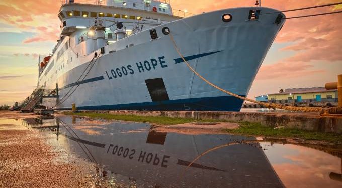 Maior barco-livraria do mundo chega no Brasil em agosto