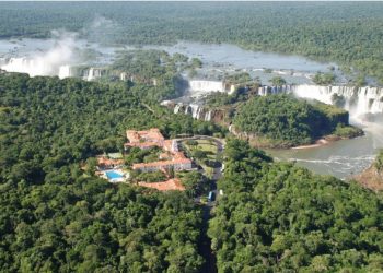 Paulo Guedes sugere Cachoeira do Itapemirim e Foz do Iguaçu como alternativa para dólar alto
