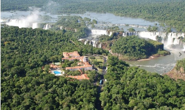 Paulo Guedes sugere Cachoeira do Itapemirim e Foz do Iguaçu como alternativa para dólar alto