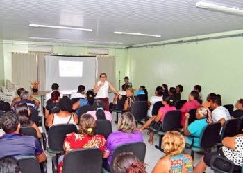 Vendedores ambulantes que trabalharão no Carnaval 2020 participam de curso