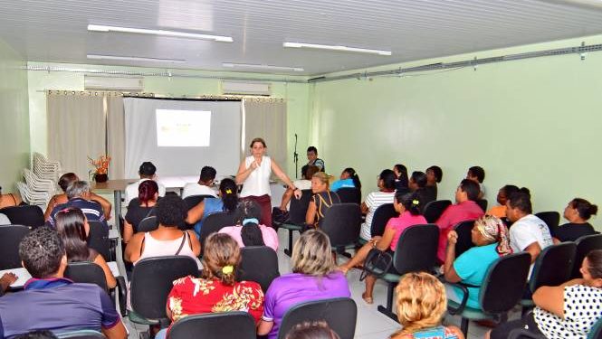 Vendedores ambulantes que trabalharão no Carnaval 2020 participam de curso
