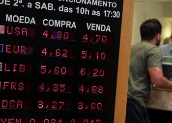 Viajando com o dólar alto: saiba como se planejar e evitar surpresas