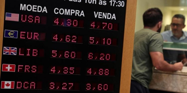 Viajando com o dólar alto: saiba como se planejar e evitar surpresas