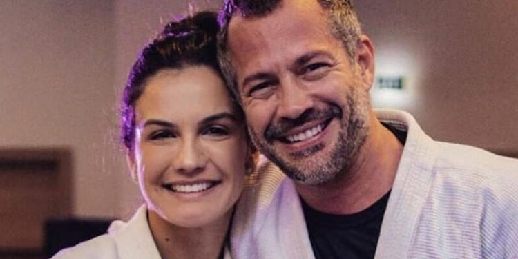 Em Jericoacoara, Kyra Gracie exibe o barrigão ao posar com Malvino Salvador