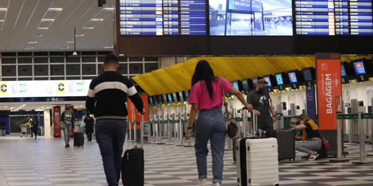 Conheça prós e contras de comprar passagem com milhas de terceiros