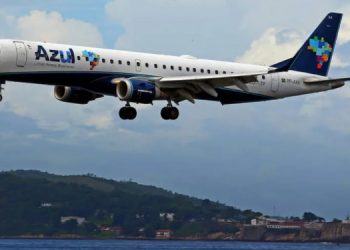 Azul encerra redução de jornada de aeronautas um ano antes e dobra aposta na retomada