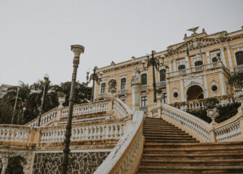 Booking.com divulga ranking dos 10 destinos que mais cresceram em buscas por viajantes brasileiros para as férias de julho