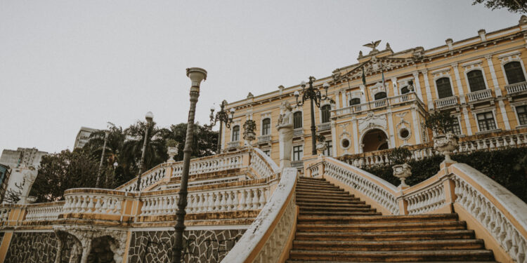 Booking.com divulga ranking dos 10 destinos que mais cresceram em buscas por viajantes brasileiros para as férias de julho