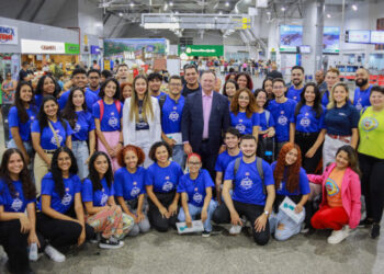 Governador Carlos Brandão acompanha embarque de jovens do programa Cidadão do Mundo