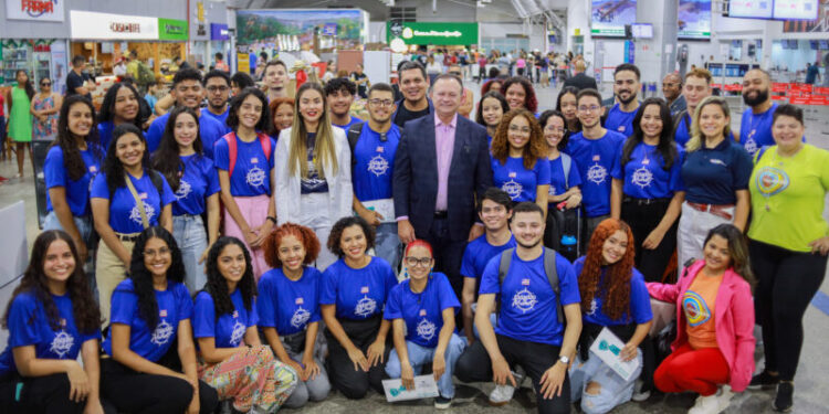 Governador Carlos Brandão acompanha embarque de jovens do programa Cidadão do Mundo