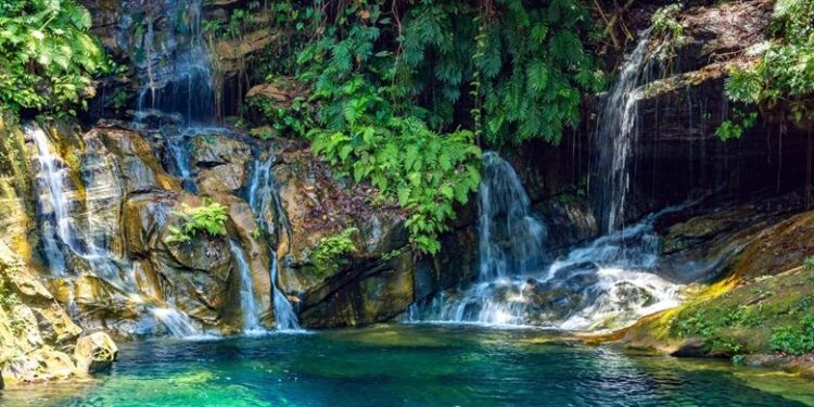 Chapada do nordeste brasileiro tem poço azul apaixonante