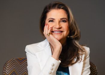 Marta Rossi, criadora da Feira Internacional de Turismo de Gramado/RS, conhecida por suas iniciativas inovadoras em sustentabilidade no setor, e o Festuris conquistam Prêmio Internacional de Turismo Sustentável