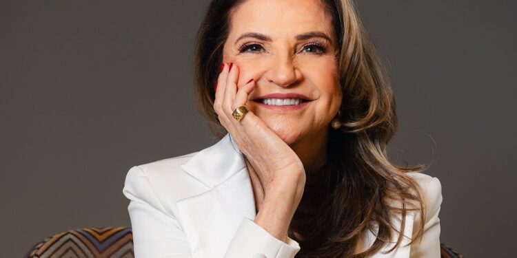 Marta Rossi, criadora da Feira Internacional de Turismo de Gramado/RS, conhecida por suas iniciativas inovadoras em sustentabilidade no setor, e o Festuris conquistam Prêmio Internacional de Turismo Sustentável