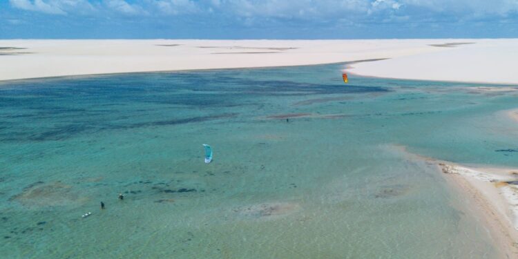Vilarejo nos Lençóis Maranhenses atrai kitesurfistas de várias partes do mundo