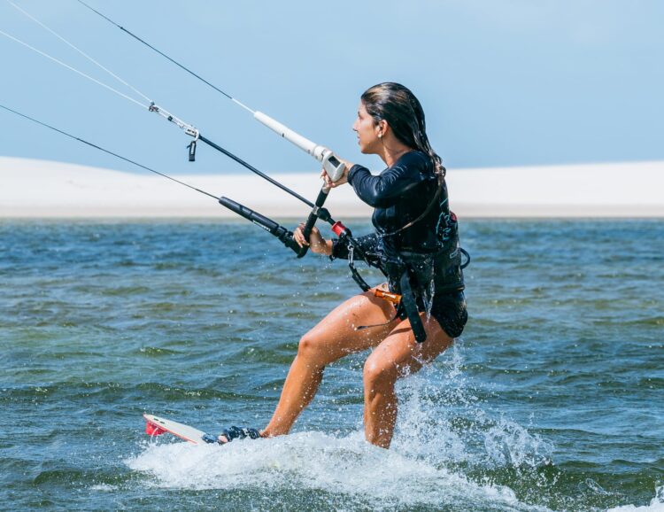 Vilarejo nos Lençóis Maranhenses atrai kitesurfistas de várias partes do mundo