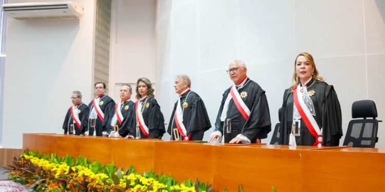 Iracema Vale é condecorada com a mais alta honraria do Tribunal Regional do Trabalho da 16ª Região