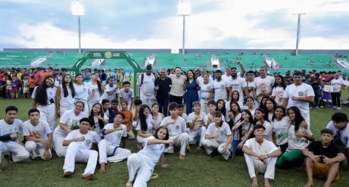 Governador do Maranhão e ministro dos Transportes entregam unidades habitacionais em Porto Franco