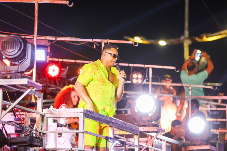 Furacão Veveta puxa multidão de 650 mil pessoas na Avenida Litorânea