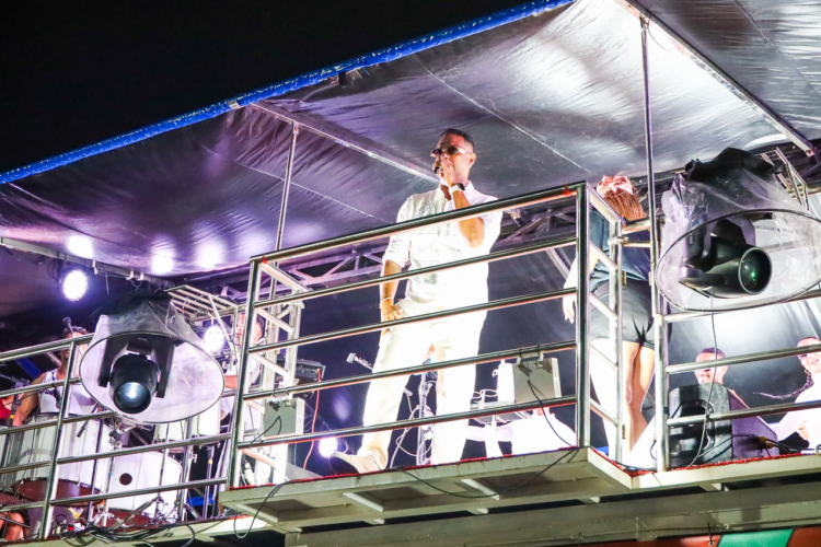 Furacão Veveta puxa multidão de 650 mil pessoas na Avenida Litorânea