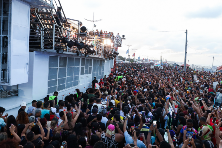 Furacão Veveta puxa multidão de 650 mil pessoas na Avenida Litorânea