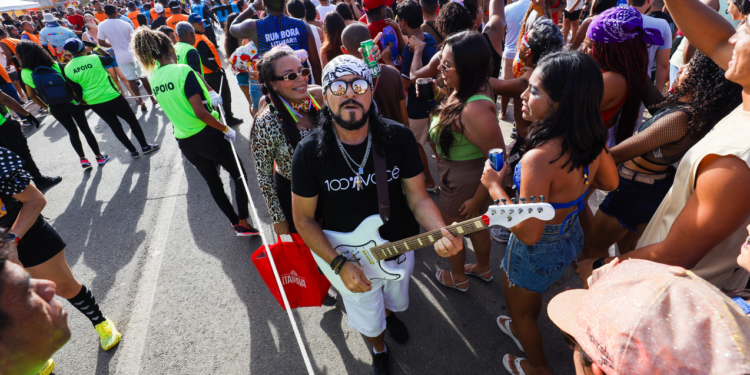 Furacão Veveta puxa multidão de 650 mil pessoas na Avenida Litorânea