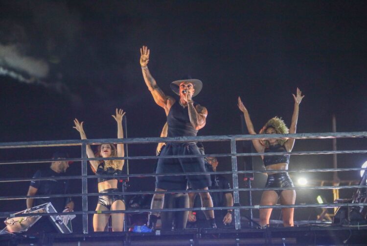 Pré-carnaval do Maranhão é sucesso de público com shows de Léo Santana e Banda Eva na Avenida Litorânea