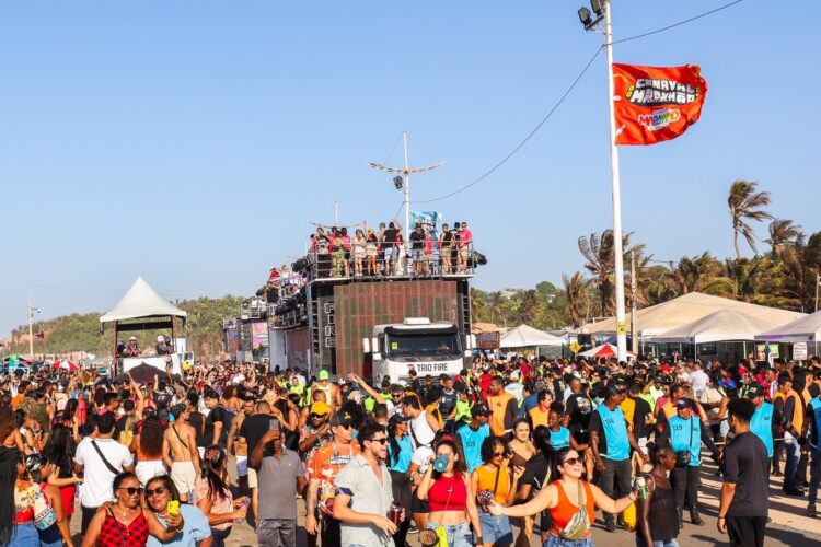 Pré-carnaval do Maranhão é sucesso de público com shows de Léo Santana e Banda Eva na Avenida Litorânea