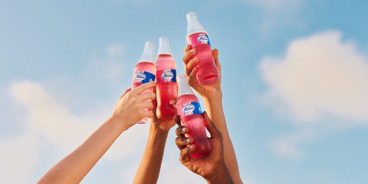 Guaraná Jesus completa 99 anos com campanha “Nosso rosa tem história, sabor e tradição