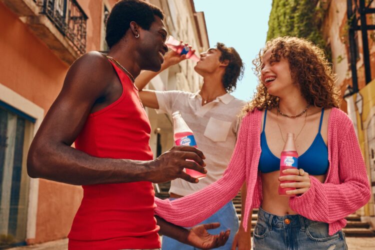 Guaraná Jesus completa 99 anos com campanha “Nosso rosa tem história, sabor e tradição