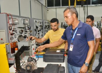 Profissionais ampliam técnicas de diagnóstico e manutenção veicular no SENAI