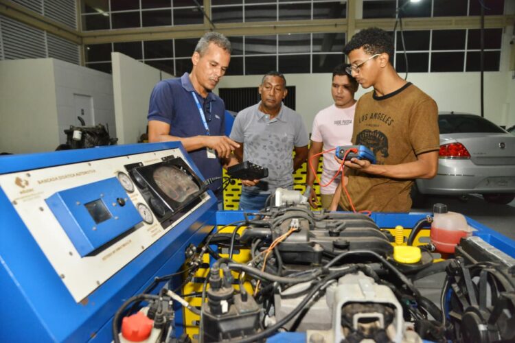 Profissionais ampliam técnicas de diagnóstico e manutenção veicular no SENAI