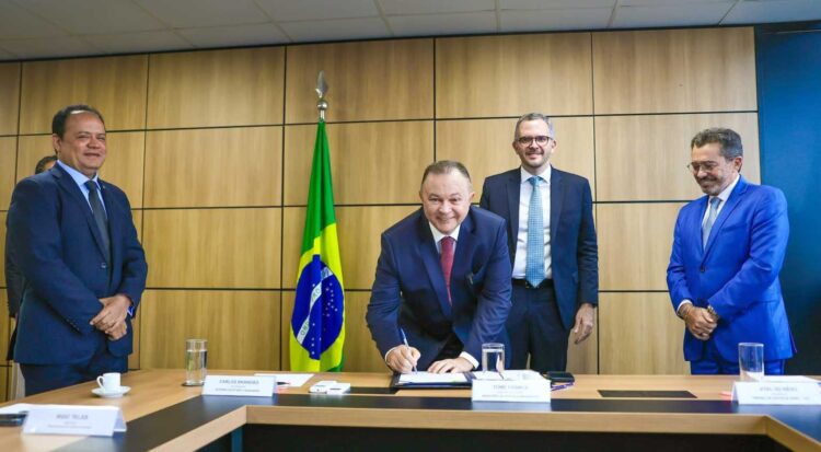 Governador Carlos Brandão firma acordo de R$ 53 milhões para obras em aeroporto de Barra do Corda
