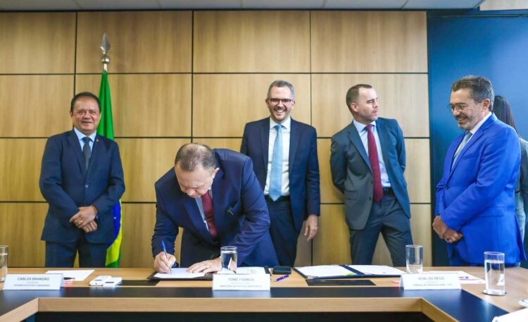 Governador Carlos Brandão firma acordo de R$ 53 milhões para obras em aeroporto de Barra do Corda