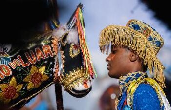 Manifestação cultural que reúne fé e arte, bumba meu boi é atração no Mercado Central de BH