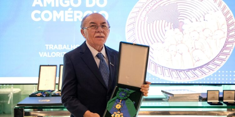 Presidente da Fecomércio-MA Maurício Feijó é agraciado com a Ordem do Mérito Comercial da Amazônia