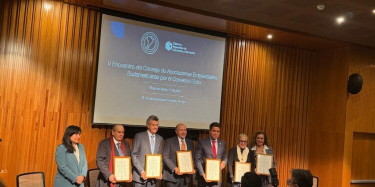 Combate ao comércio ilícito exige cooperação regional e inovação, defende Tadros no Conselho Sul-Americano na Argentina