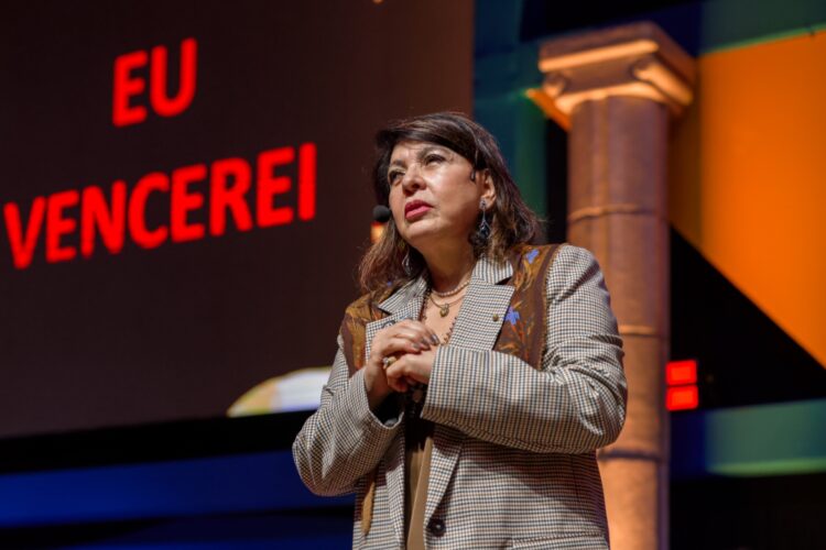 Roberta Miranda encerra Feira do Empreendedor com mensagem de coragem e esperança