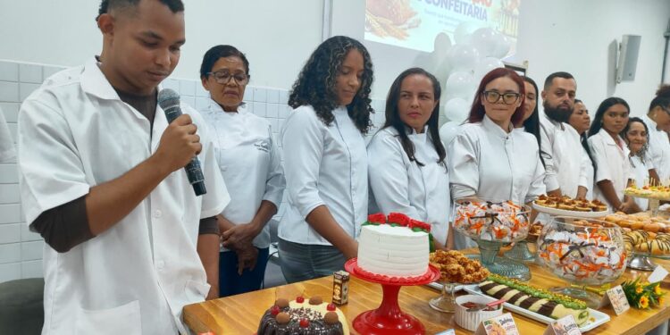 Antes da vitrine, técnica: alunos do SENAI apresentam produtos de panificação e confeitaria